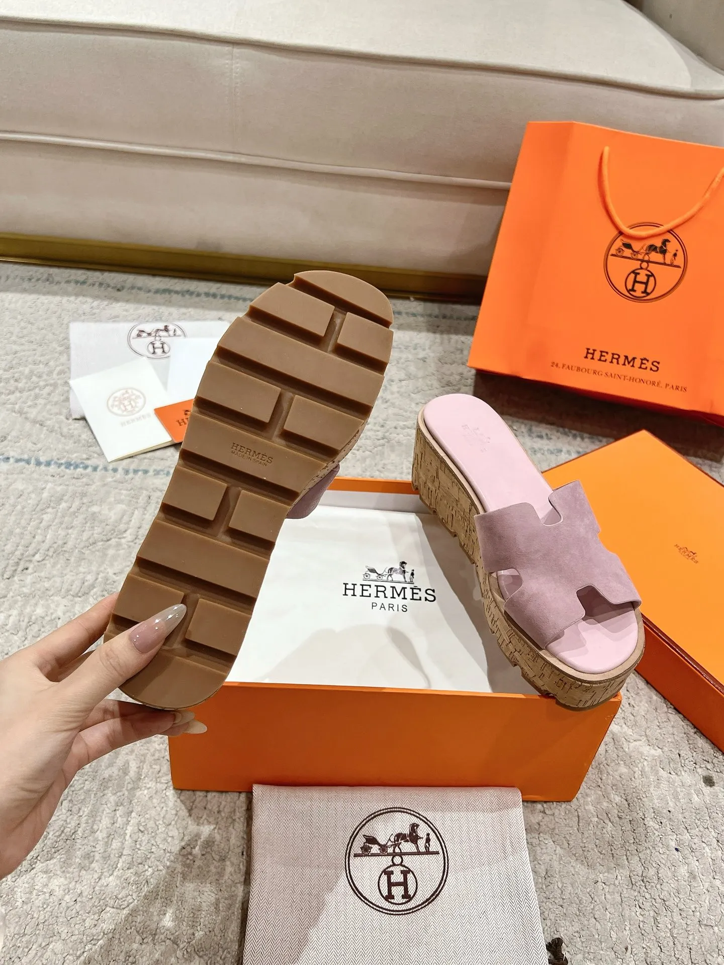 👟👟Ex-factory price 540👟👟 High version of the 2024 spring and summer new HERMES Hermès counter new style. The wedge-heeled Erjiu sandals and slippers, which have been extremely popular recently, are paired with various colorful socks. They are very trendy. Upper: cowhide. Outsole: technological imitation wood sole. Heel height: about 7cm. Size: Female 35-41 (40/41 non-refundable and non-exchangeable)